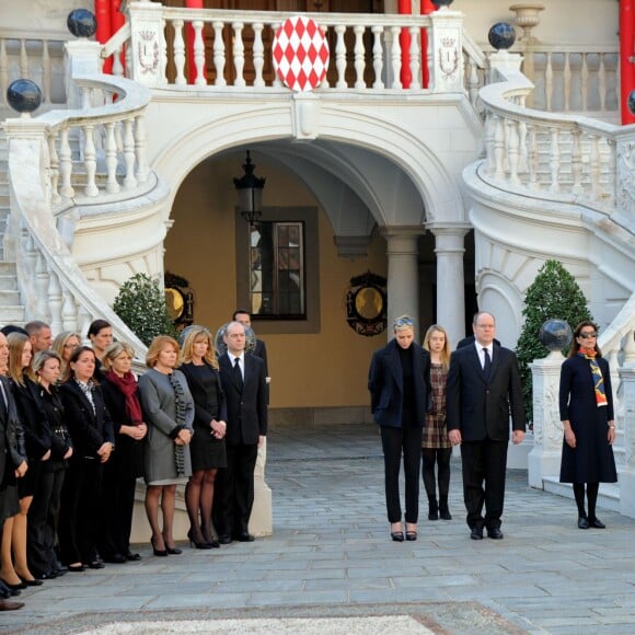 La princesse Charlene de Monaco et le prince Albert II de Monaco, accompagnés par la princesse Caroline et la princesse Alexandra de Hanovre, ont respecté une minute de silence dans la cour d'honneur du palais princier le 16 novembre 2015 à midi, à la mémoire des victimes des attentats perpétrés à Paris le 13 novembre. © Bruno Bebert / Bestimage