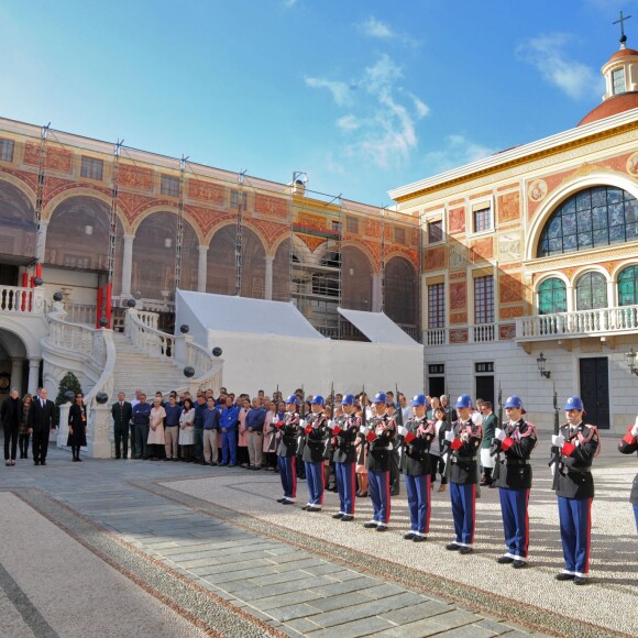 La princesse Charlene de Monaco et le prince Albert II de Monaco, accompagnés par la princesse Caroline et la princesse Alexandra de Hanovre, ont respecté une minute de silence dans la cour d'honneur du palais princier le 16 novembre 2015 à midi, à la mémoire des victimes des attentats perpétrés à Paris le 13 novembre. © Bruno Bebert / Bestimage