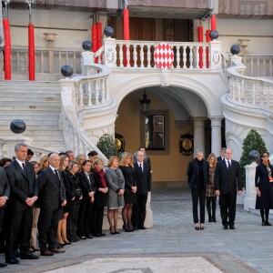 La princesse Charlene de Monaco et le prince Albert II de Monaco, accompagnés par la princesse Caroline et la princesse Alexandra de Hanovre, ont respecté une minute de silence dans la cour d'honneur du palais princier le 16 novembre 2015 à midi, à la mémoire des victimes des attentats perpétrés à Paris le 13 novembre. © Bruno Bebert / Bestimage