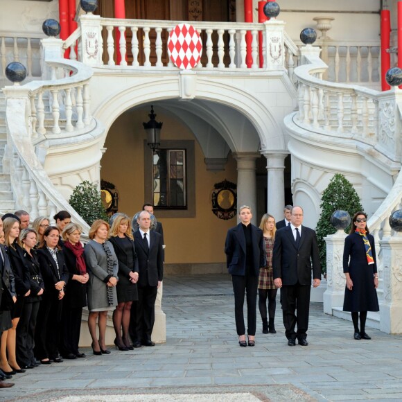 La princesse Charlene de Monaco et le prince Albert II de Monaco, accompagnés par la princesse Caroline et la princesse Alexandra de Hanovre, ont respecté une minute de silence dans la cour d'honneur du palais princier le 16 novembre 2015 à midi, à la mémoire des victimes des attentats perpétrés à Paris le 13 novembre. © Bruno Bebert / Bestimage