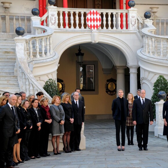 La princesse Charlene de Monaco et le prince Albert II de Monaco, accompagnés par la princesse Caroline et la princesse Alexandra de Hanovre, ont respecté une minute de silence dans la cour d'honneur du palais princier le 16 novembre 2015 à midi, à la mémoire des victimes des attentats perpétrés à Paris le 13 novembre. © Bruno Bebert / Bestimage