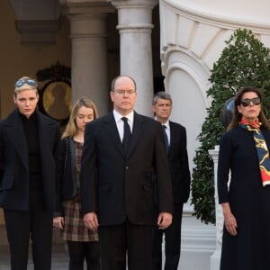 La princesse Charlene de Monaco et le prince Albert II de Monaco, avec la princesse Caroline et la princesse Alexandra de Hanovre ainsi que les quelque 200 employés du palais princier, ont respecté une minute de silence dans la cour d'honneur du palais le 16 novembre 2015 à midi, à la mémoire des victimes des attentats perpétrés à Paris le 13 novembre. © Gaëtan Luci / Palais Princier / Bestimage