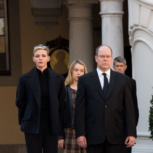 La princesse Charlene de Monaco et le prince Albert II de Monaco, avec la princesse Caroline et la princesse Alexandra de Hanovre ainsi que les quelque 200 employés du palais princier, ont respecté une minute de silence dans la cour d'honneur du palais le 16 novembre 2015 à midi, à la mémoire des victimes des attentats perpétrés à Paris le 13 novembre. © Gaëtan Luci / Palais Princier / Bestimage