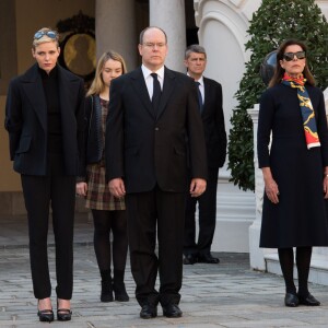 La princesse Charlene de Monaco et le prince Albert II de Monaco, avec la princesse Caroline et la princesse Alexandra de Hanovre ainsi que les quelque 200 employés du palais princier, ont respecté une minute de silence dans la cour d'honneur du palais le 16 novembre 2015 à midi, à la mémoire des victimes des attentats perpétrés à Paris le 13 novembre. © Gaëtan Luci / Palais Princier / Bestimage