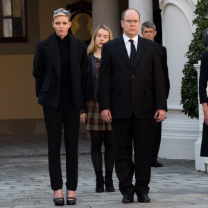 La princesse Charlene de Monaco et le prince Albert II de Monaco, avec la princesse Caroline et la princesse Alexandra de Hanovre ainsi que les quelque 200 employés du palais princier, ont respecté une minute de silence dans la cour d'honneur du palais le 16 novembre 2015 à midi, à la mémoire des victimes des attentats perpétrés à Paris le 13 novembre. © Gaëtan Luci / Palais Princier / Bestimage