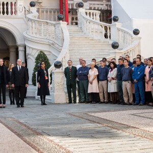 La princesse Charlene de Monaco et le prince Albert II de Monaco, avec la princesse Caroline et la princesse Alexandra de Hanovre ainsi que les quelque 200 employés du palais princier, ont respecté une minute de silence dans la cour d'honneur du palais le 16 novembre 2015 à midi, à la mémoire des victimes des attentats perpétrés à Paris le 13 novembre. © Gaëtan Luci / Palais Princier / Bestimage