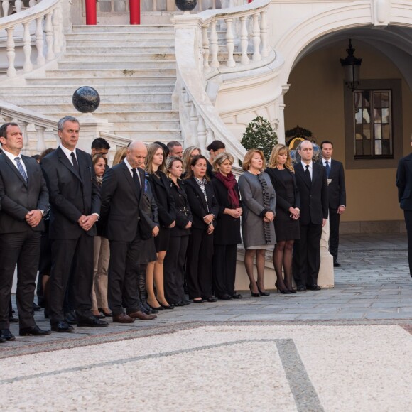 La princesse Charlene de Monaco et le prince Albert II de Monaco, avec la princesse Caroline et la princesse Alexandra de Hanovre ainsi que les quelque 200 employés du palais princier, ont respecté une minute de silence dans la cour d'honneur du palais le 16 novembre 2015 à midi, à la mémoire des victimes des attentats perpétrés à Paris le 13 novembre. © Gaëtan Luci / Palais Princier / Bestimage