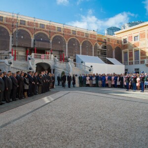 La princesse Charlene de Monaco et le prince Albert II de Monaco, avec la princesse Caroline et la princesse Alexandra de Hanovre ainsi que les quelque 200 employés du palais princier, ont respecté une minute de silence dans la cour d'honneur du palais le 16 novembre 2015 à midi, à la mémoire des victimes des attentats perpétrés à Paris le 13 novembre. © Gaëtan Luci / Palais Princier / Bestimage