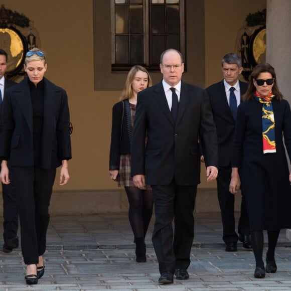 La princesse Charlene de Monaco et le prince Albert II de Monaco, avec la princesse Caroline et la princesse Alexandra de Hanovre ainsi que les quelque 200 employés du palais princier, ont respecté une minute de silence dans la cour d'honneur du palais le 16 novembre 2015 à midi, à la mémoire des victimes des attentats perpétrés à Paris le 13 novembre. © Gaëtan Luci / Palais Princier / Bestimage