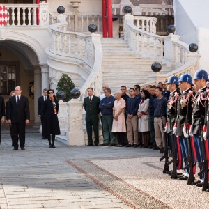 La princesse Charlene de Monaco et le prince Albert II de Monaco, avec la princesse Caroline et la princesse Alexandra de Hanovre ainsi que les quelque 200 employés du palais princier, ont respecté une minute de silence dans la cour d'honneur du palais le 16 novembre 2015 à midi, à la mémoire des victimes des attentats perpétrés à Paris le 13 novembre. © Gaëtan Luci / Palais Princier / Bestimage