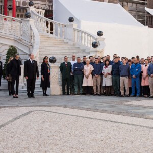 La princesse Charlene de Monaco et le prince Albert II de Monaco, avec la princesse Caroline et la princesse Alexandra de Hanovre ainsi que les quelque 200 employés du palais princier, ont respecté une minute de silence dans la cour d'honneur du palais le 16 novembre 2015 à midi, à la mémoire des victimes des attentats perpétrés à Paris le 13 novembre. © Gaëtan Luci / Palais Princier / Bestimage