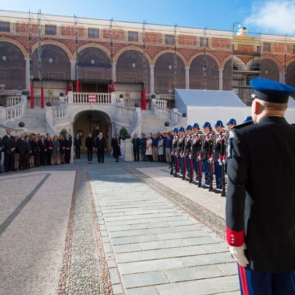 La princesse Charlene de Monaco et le prince Albert II de Monaco, avec la princesse Caroline et la princesse Alexandra de Hanovre ainsi que les quelque 200 employés du palais princier, ont respecté une minute de silence dans la cour d'honneur du palais le 16 novembre 2015 à midi, à la mémoire des victimes des attentats perpétrés à Paris le 13 novembre. © Gaëtan Luci / Palais Princier / Bestimage