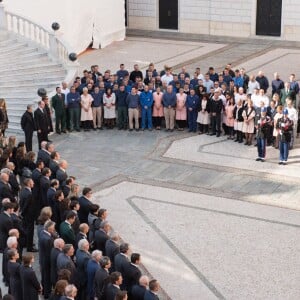 La princesse Charlene de Monaco et le prince Albert II de Monaco, avec la princesse Caroline et la princesse Alexandra de Hanovre ainsi que les quelque 200 employés du palais princier, ont respecté une minute de silence dans la cour d'honneur du palais le 16 novembre 2015 à midi, à la mémoire des victimes des attentats perpétrés à Paris le 13 novembre. © Gaëtan Luci / Palais Princier / Bestimage