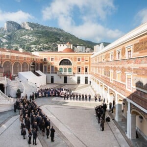 La princesse Charlene de Monaco et le prince Albert II de Monaco, avec la princesse Caroline et la princesse Alexandra de Hanovre ainsi que les quelque 200 employés du palais princier, ont respecté une minute de silence dans la cour d'honneur du palais le 16 novembre 2015 à midi, à la mémoire des victimes des attentats perpétrés à Paris le 13 novembre. © Gaëtan Luci / Palais Princier / Bestimage