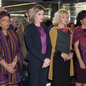 La reine Letizia d'Espagne, entourée d'Ellen Johnson Sirleaf, de Maria Teresa Fernandez de la Vega et d'Ana Patricia Botin, a observé une minute de silence en hommage aux victimes des attentats de Paris, le 16 novembre 2015 à Madrid avant une réunion de la Fondation Mujeres por Africa.