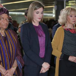 La reine Letizia d'Espagne, entourée d'Ellen Johnson Sirleaf, de Maria Teresa Fernandez de la Vega et d'Ana Patricia Botin, a observé une minute de silence en hommage aux victimes des attentats de Paris, le 16 novembre 2015 à Madrid avant une réunion de la Fondation Mujeres por Africa.