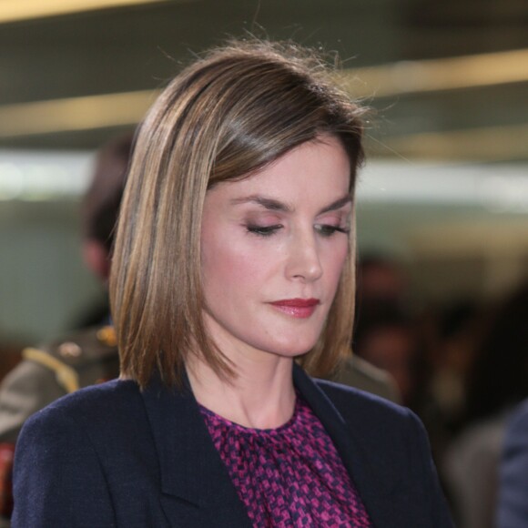 La reine Letizia d'Espagne a observé une minute de silence en hommage aux victimes des attentats de Paris, le 16 novembre 2015 à Madrid avant une réunion de la Fondation Mujeres por Africa.