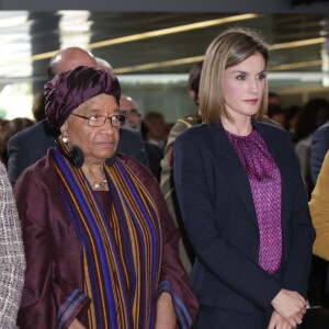 La reine Letizia d'Espagne et Ellen Johnson Sirleaf ont observé une minute de silence en hommage aux victimes des attentats de Paris, le 16 novembre 2015 à Madrid avant une réunion de la Fondation Mujeres por Africa.