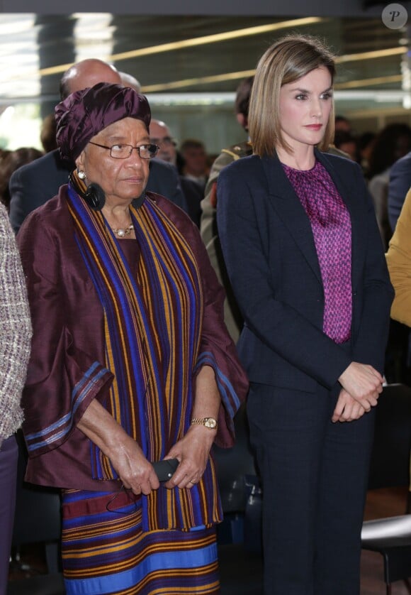 La reine Letizia d'Espagne et Ellen Johnson Sirleaf ont observé une minute de silence en hommage aux victimes des attentats de Paris, le 16 novembre 2015 à Madrid avant une réunion de la Fondation Mujeres por Africa.