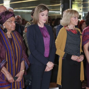 La reine Letizia d'Espagne, entourée d'Ellen Johnson Sirleaf, de Maria Teresa Fernandez de la Vega et d'Ana Patricia Botin, a observé une minute de silence en hommage aux victimes des attentats de Paris, le 16 novembre 2015 à Madrid avant une réunion de la Fondation Mujeres por Africa.