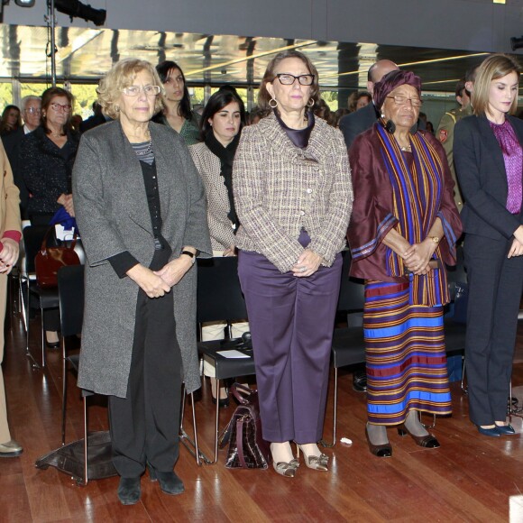 La reine Letizia d'Espagne, entourée d'Ellen Johnson Sirleaf, de Maria Teresa Fernandez de la Vega et d'Ana Patricia Botin, a observé une minute de silence en hommage aux victimes des attentats de Paris, le 16 novembre 2015 à Madrid avant une réunion de la Fondation Mujeres por Africa.