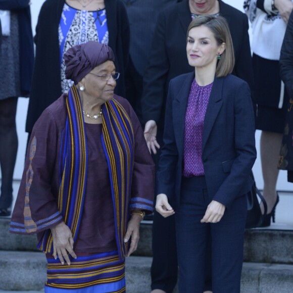 Letizia d'Espagne présidait le 16 novembre 2015 à Madrid une réunion de la Fondation Mujeres por Africa au pavillion des jardins Cecilio Rodriguez au Parque del retiro.