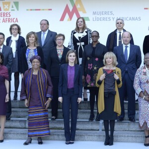 Letizia d'Espagne présidait le 16 novembre 2015 à Madrid une réunion de la Fondation Mujeres por Africa au pavillion des jardins Cecilio Rodriguez au Parque del retiro.