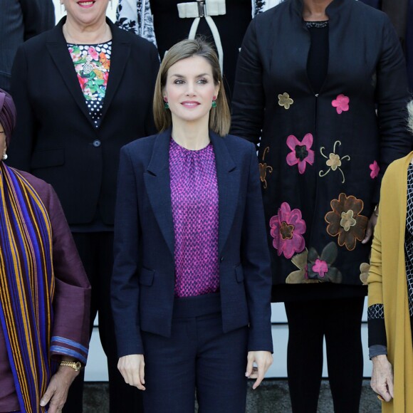 Letizia d'Espagne présidait le 16 novembre 2015 à Madrid une réunion de la Fondation Mujeres por Africa au pavillion des jardins Cecilio Rodriguez au Parque del retiro.