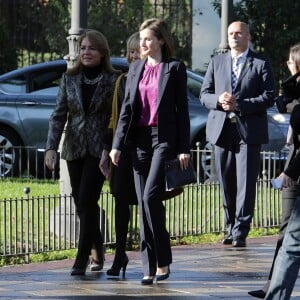 Letizia d'Espagne présidait le 16 novembre 2015 à Madrid une réunion de la Fondation Mujeres por Africa au pavillion des jardins Cecilio Rodriguez au Parque del retiro.