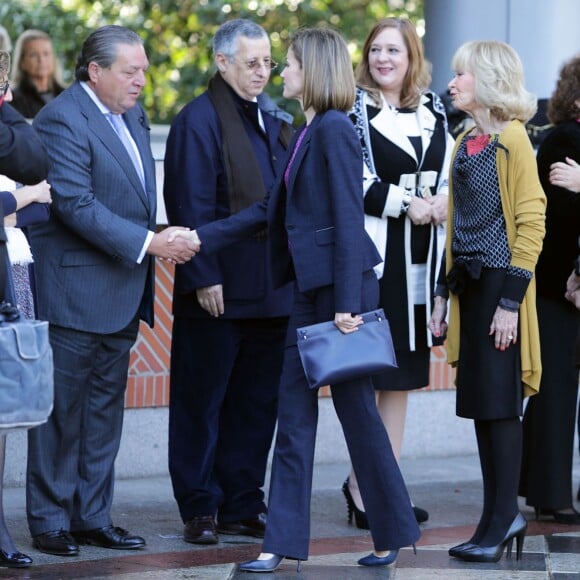 Letizia d'Espagne présidait le 16 novembre 2015 à Madrid une réunion de la Fondation Mujeres por Africa au pavillion des jardins Cecilio Rodriguez au Parque del retiro.