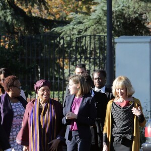 Letizia d'Espagne présidait le 16 novembre 2015 à Madrid une réunion de la Fondation Mujeres por Africa au pavillion des jardins Cecilio Rodriguez au Parque del retiro.