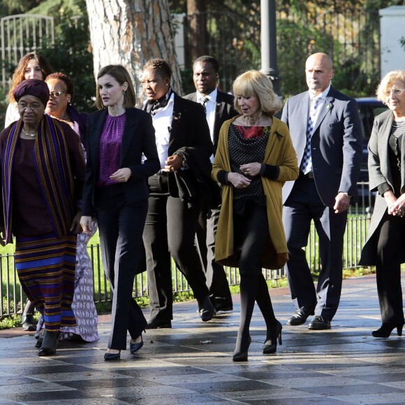 Letizia d'Espagne présidait le 16 novembre 2015 à Madrid une réunion de la Fondation Mujeres por Africa au pavillion des jardins Cecilio Rodriguez au Parque del retiro.