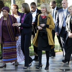 Letizia d'Espagne présidait le 16 novembre 2015 à Madrid une réunion de la Fondation Mujeres por Africa au pavillion des jardins Cecilio Rodriguez au Parque del retiro.