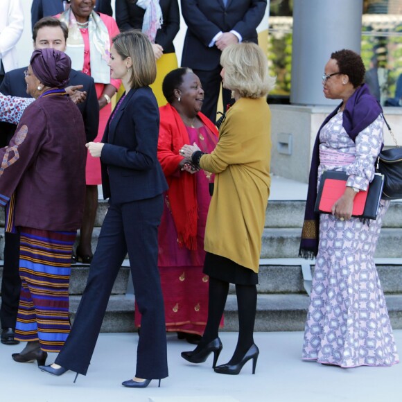 Letizia d'Espagne présidait le 16 novembre 2015 à Madrid une réunion de la Fondation Mujeres por Africa au pavillion des jardins Cecilio Rodriguez au Parque del retiro.