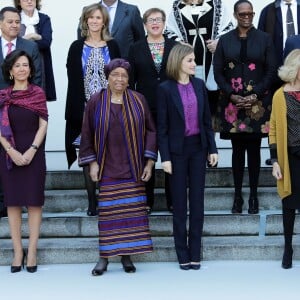 Letizia d'Espagne présidait le 16 novembre 2015 à Madrid une réunion de la Fondation Mujeres por Africa au pavillion des jardins Cecilio Rodriguez au Parque del retiro.