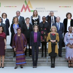 Letizia d'Espagne présidait le 16 novembre 2015 à Madrid une réunion de la Fondation Mujeres por Africa au pavillion des jardins Cecilio Rodriguez au Parque del retiro.