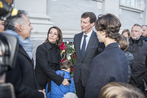 La princesse Marie de Danemark, le prince Henrik, le prince Joachim et les princes Nikolai et Felix face à l'ambassadeur de France au Danemark, François Zimeray. La famille royale a rendu hommage devant l'ambassade de France à Copenhague, le 14 novembre 2015, aux victimes des attentats perpétrés la veille à Paris.