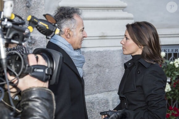 La princesse Marie de Danemark face à l'ambassadeur de France au Danemark, François Zimeray, avec qui elle a rendu hommage devant l'ambassade de France à Copenhague, le 14 novembre 2015, aux victimes des attentats perpétrés la veille à Paris.