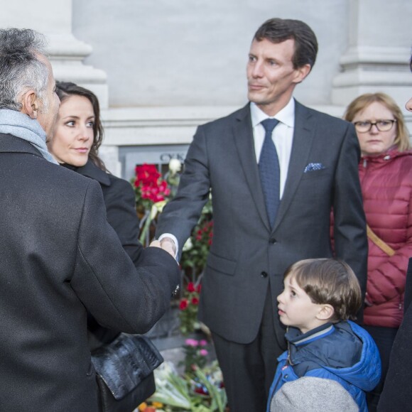 La princesse Marie de Danemark, son mari le prince Joachim et les princes Henrik et Nikolai avec l'ambassadeur de France au Danemark, François Zimeray. La famille royale a rendu hommage devant l'ambassade de France à Copenhague, le 14 novembre 2015, aux victimes des attentats perpétrés la veille à Paris.