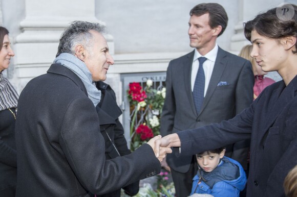Le prince Nikolai de Danemark, devant son père le prince Joachim et son demi-frère le prince Henrik, salue l'ambassadeur de France au Danemark, François Zimeray. La famille royale a rendu hommage devant l'ambassade de France à Copenhague, le 14 novembre 2015, aux victimes des attentats perpétrés la veille à Paris.
