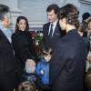 La princesse Marie de Danemark, le prince Henrik, le prince Joachim et les princes Nikolai et Felix rencontrant l'ambassadeur de France au Danemark, François Zimeray. La famille royale a rendu hommage devant l'ambassade de France à Copenhague, le 14 novembre 2015, aux victimes des attentats perpétrés la veille à Paris.