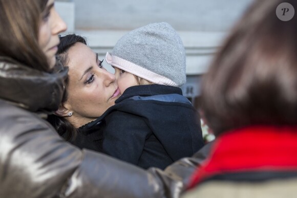 La princesse Marie de Danemark, avec sa fille la princesse Athena dans ses bras, a rendu hommage devant l'ambassade de France à Copenhague, le 14 novembre 2015, aux victimes des attentats perpétrés la veille à Paris.