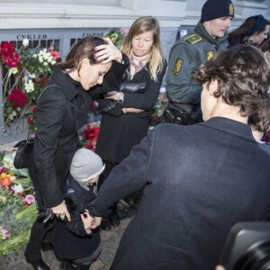 La princesse Marie de Danemark, la princesse Athena et le prince Nikolai repartant après avoir rendu hommage devant l'ambassade de France à Copenhague, le 14 novembre 2015, aux victimes des attentats perpétrés la veille à Paris.