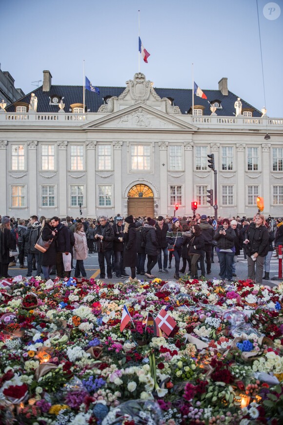 Devant l'ambassade de France à Copenhague, les Danois ont rendu hommage le 14 novembre 2015 aux victimes des attentats perpétrés la veille à Paris.
