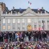 Devant l'ambassade de France à Copenhague, les Danois ont rendu hommage le 14 novembre 2015 aux victimes des attentats perpétrés la veille à Paris.