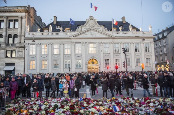 Devant l'ambassade de France à Copenhague, les Danois ont rendu hommage le 14 novembre 2015 aux victimes des attentats perpétrés la veille à Paris.
