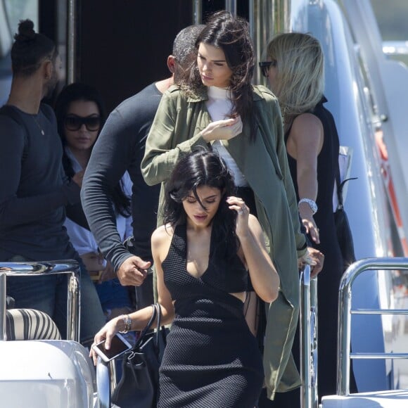 Les soeurs Kendall et Kylie Jenner descendent d'un bateau à Sydney, le 17 novembre 2015.