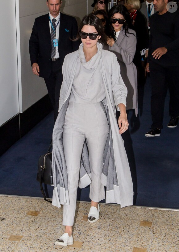 Kendall et Kylie Jenner à l'aéroport de Sydney, le 17 novembre 2015.