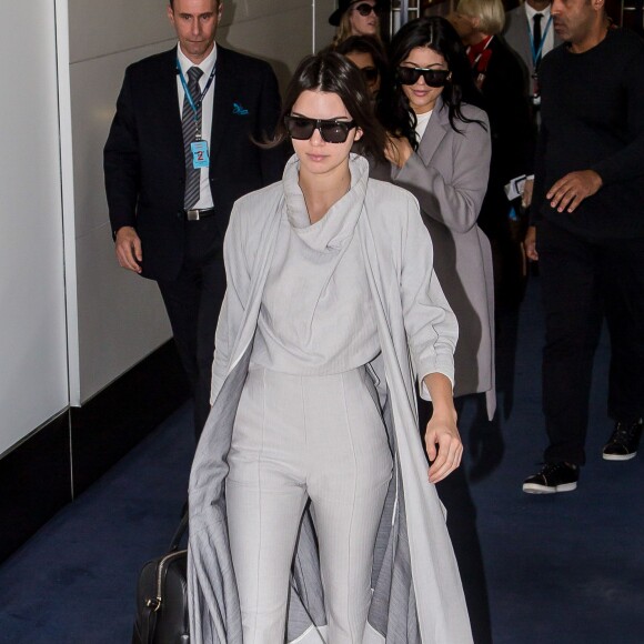 Kendall et Kylie Jenner à l'aéroport de Sydney, le 17 novembre 2015.