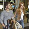 Exclusif - Bella Thorne et son compagnon Gregg Sulkin arrivent à l'aéroport de Vancouver le 12 octobre 2015.
